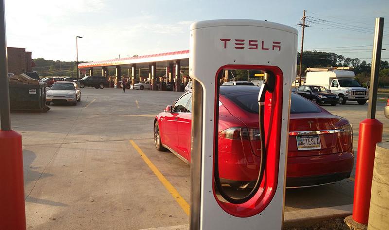 Tesla Supercharger durante il CoronaVirus, la ricarica