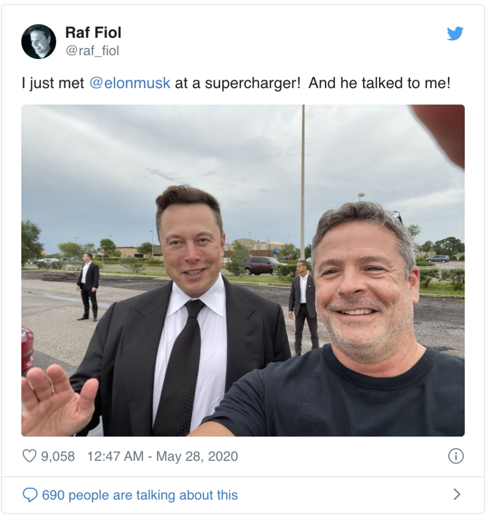 Elon Musk aspetta per usare il Tesla Supercharger a Palm Bay