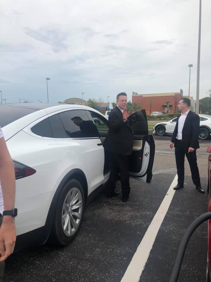 Elon Musk aspetta per usare il Tesla Supercharger a Palm Bay 2
