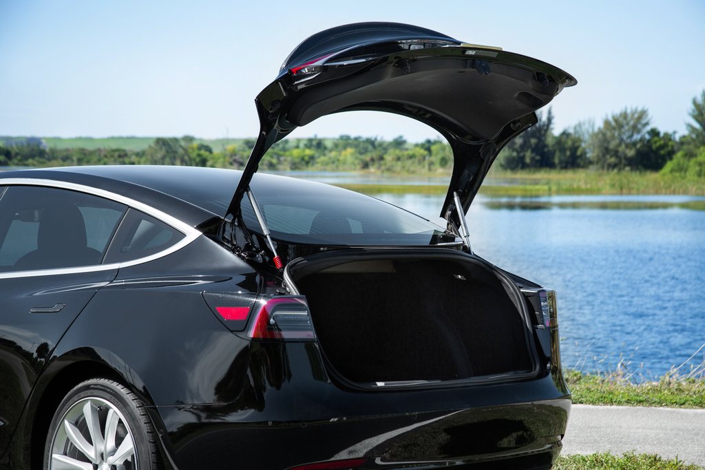 Tesla installerà i power trunk