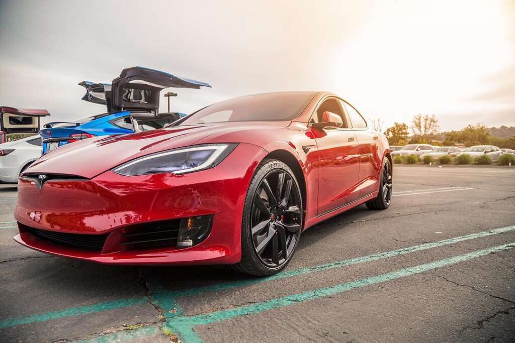 Tesla bloccherà la produzione